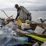 Ilustrasi pemulung mencari barang bekas di tumpukan sampah di Palu. (Foto: bmzIMAGES/Basri Marzuki)