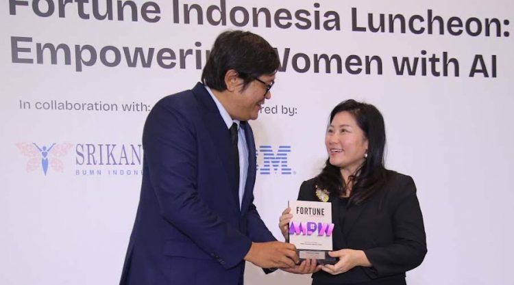 CEO dan Presiden Direktur PT Vale Indonesia Tbk (PT Vale) Febriany Eddy (kanan) menerima tropi setelah  terpilih sebagai Most Powerful Woman 2022 versi Fortune Indonesia, Kamis (7/3/2024). (Foto: HO/Vale Indoensia)