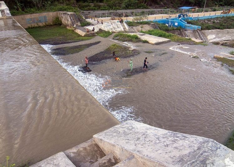 Sejumlah pengunjung bermain air di saluran pembuangan air saat berwisata lebaran di Cek Dam Lawara, Desa Balane, Sigi, Sulawesi Tengah, Jumat (12/4/2024). Cek dam yang dibangun Balai Wilayah Sungai Sulawesi (BWSS) III dan telah direhabilitasi itu menjadi salah satu lokasi wisata lebaran yang banyak dikunjungi warga karena memiliki ari terjun dari bendungan juga menyajikan pemandangan sekitarnya yang masih alami. bmzIMAGES/Basri Marzuki