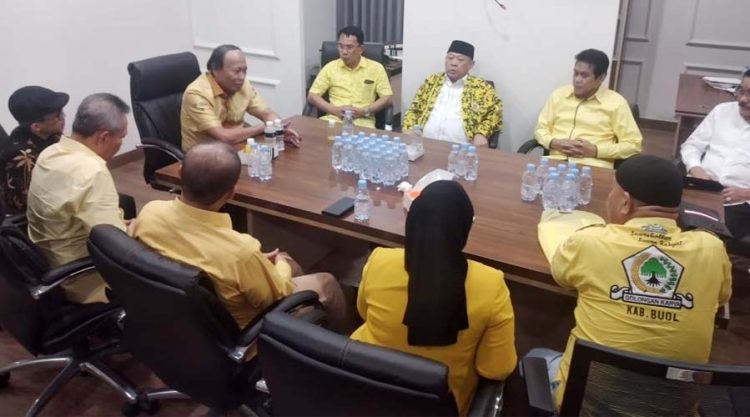 Ketua Pemenangan Pemilu Golkar Sulawesi Muhidin M Said (kiri) bertemu para bakal calon gubernur, walikota dan bupati se Sulawesi Tengah di Kantor DPP Golkar, Jakarta, Sabtu (6/4/2024). ANTARA/Fauzi Lamboka