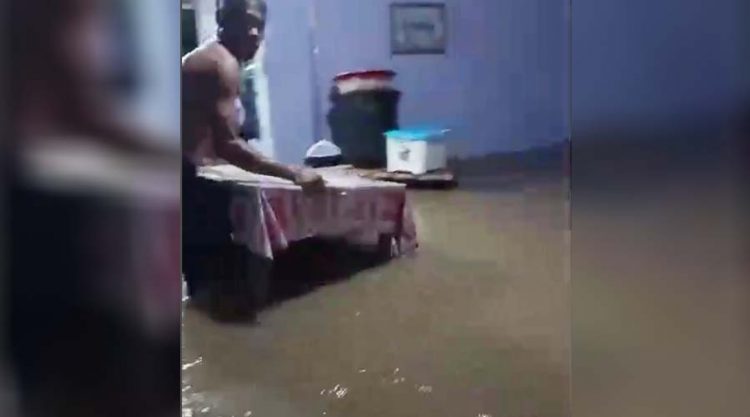 Warga mengevakuasi barang-barangnya dari terjangan air yang masuk ke rumah di Desa Kuala Besar, Palele, Buol, MInggu (7/4/2024). (capture from video warga)