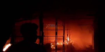 Api yang membakar Pasar Masomba Palu, Jumat (19/4/2024) sekitar pukul 23.00 (wita). (Foto: ist)