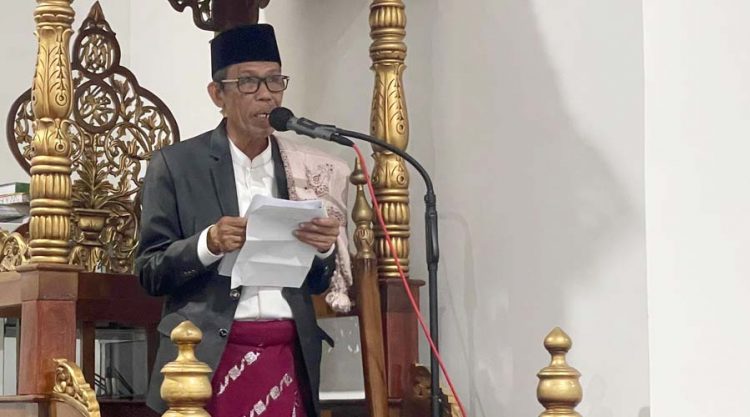Rektor UIN Datokarama, Prof Lukman S. Thahir menyampaikan khutbah usai shalat Idul Fitri di Masjid Raya Palu, Rabu (10/4/2024). (Foto: Moh. Hajiji)