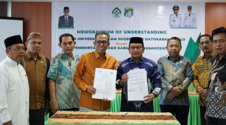 Rektor UIN Datokarama, Lukman S Thahir (keempat kiri) bersama Bupati Pasangkayu Yaumil Ambo Djiwa, menegang naskah MoU yang baru ditekennya di Rektorat UIN Datokrama Palu, Kamis (4/4/2024). (Foto: Humsa UIN Datokarama)