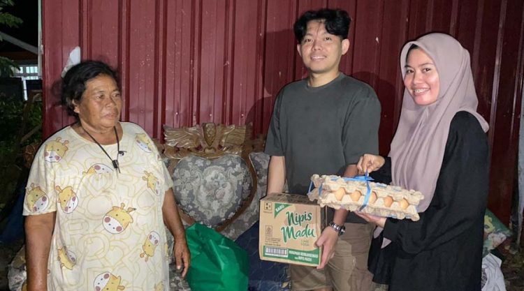Tim Gerakan bakubantu menyerahkan paket lebaran kepada warga kurang mampu di Palu, Jumat (5/4/2024). (Foto: Ist)