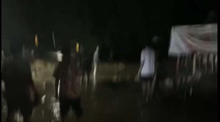 Warga berada di lokasi banjir lumpur di Desa Balongga, Dolo Selatan, Sigi, Rabu (17/4/2024) malam. (Capture video from Facebook/@Afrizal Gereuw)