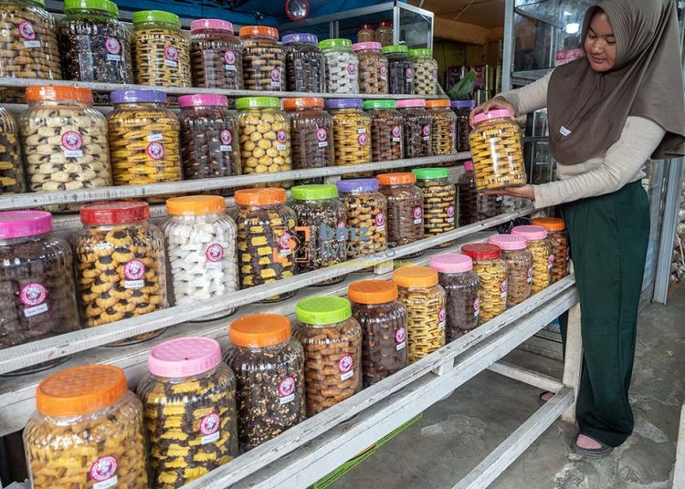 Pedagang menata kue-kue kering yang dijualnya di kawasn Pasar Tua Bambaru, Palu, Sulawesi Tengah, Minggu (31/3/2024). Menjelang lebaran Idu Fitri 1445 H, sejumlah pedagang kue kering musiman menjajakan kue-kuenya dengan harga yang bervariasi mulai Rp190 ribu hingga Rp250 ribu per toples, tergantung jenis kuenya. bmzIMAGES/Basri Marzuki