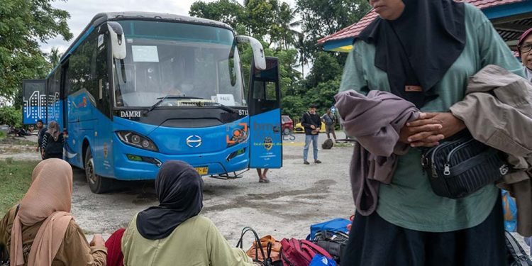 Sejumlah pemudik menunggu jadwal pemberangkatan bus antarkota antarprovinsi (AKAP) rute Palu-Makassar di Terminal Angkutan Darat Tipo, Palu, Sulawesi Tengah, Minggu (7/4/2024). Keberangkatan bus angkutan mudik dari Palu menuju berbagai daerah di Sulawesi Selatan itu adalah yang terakhir karena mempertimbangkan waktu tempuh yang bisa mencapai 24 jam dalam keadaan normal. bmzIMAGES/Basri Marzuki