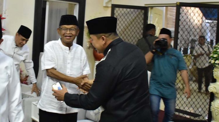 Gubernur Sulteng Rusdy Mastura menyambut Danrem 132 Tadulako Brigjen TNI Dody Triwinarto pada buka puasa bersama di Gedung Siranindi Palu, Jumat (5/4/2024). (Foto: Penrem 132/Tdl)