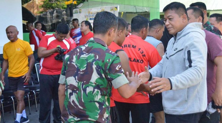 Danrem 132 Tadulako, Brigjen TNI Dody Triwinarto (kanan) menjabat salam sejumlah prajuritnya di makorem, Selasa (16/4/2024). (Foto: Penrem 132/Tdl)