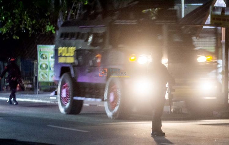 Personel Birmob dan Tim Gegana Polda Sulteng berjaga di depan sebuah rumah yang sedang digeledah oleh Densus 88 Anti Teror di Palu, Sulawesi Tengah, Kamis (18/4/2024) malam. (bmzIMAGES/Basri Marzuki)