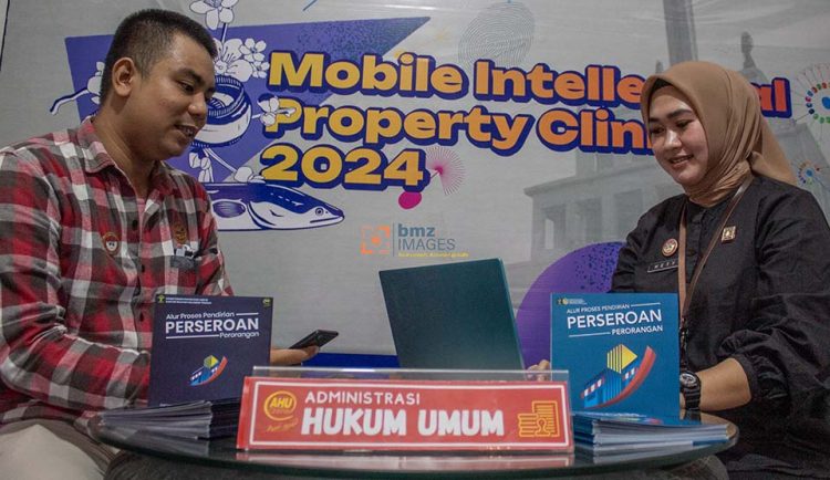 Petugas melayani warga yang akan mendirikan perusahaan perseroan perorangan di ajang Sulteng Expo 2024 di Palu, Sulawesi Tengah, Jumat (26/4/2024). (bmzIMAGES/Basri Marzuki)