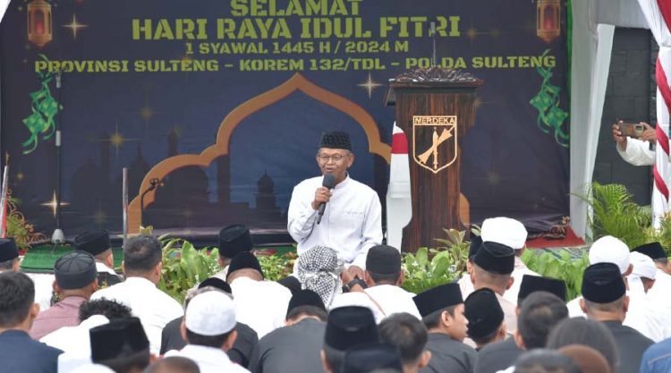 Gubernur Sulteng, Rusdy Mastura menyampaikan ucapan selamat Idul Fitri usai shalat Idul Fitri di lapangan Makorem 132 Tadulako, Rabu (10/4/2024). (Foto: Penrem 132/Tdl)