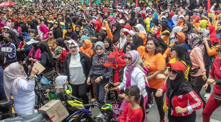 Ribuan warga mengikuti senam Zumba pada Silaturahmi Rakyat Sulteng di depan Kantor Gubernur Sulawesi Tengah di Palu, Sulawesi Tengah, Sabtu (20/4/2024). bmzIMAGES/Basri Marzuki
