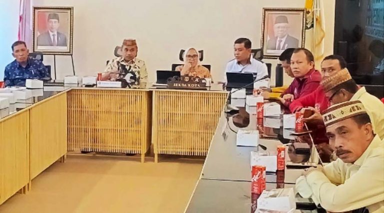 Sekkot Kota Palu, Irmayanti Pettalolo (ketiga kiri) saat menerima kunjungan studi banding rombongan Pemkab Pohuwatu di Ruang Sekretariat Kota Palu, Kamis (18/4/2024). (Foto: diksi.net)