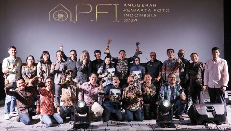 Foto bersama Dewan Pers, pengurus PFI dan para Pemenang Anugerah Pewarta Foto Indonesai 2024 di bandung, Jumat (3/5/2024). (Foto: Sopian)
