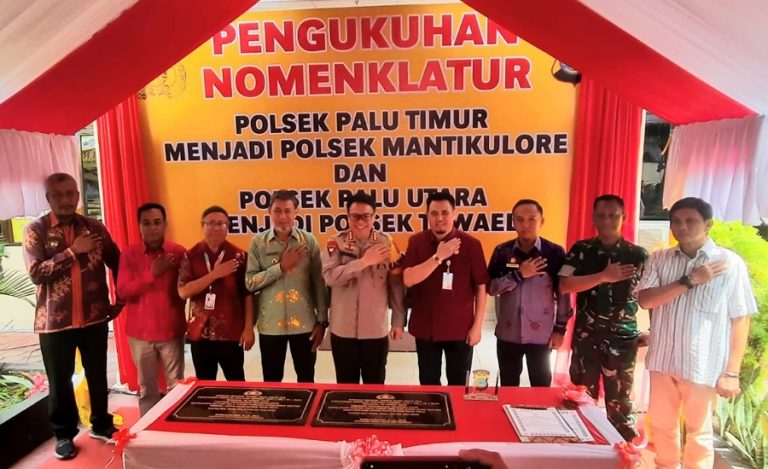 Wali Kota Palu diwakili Asisten I, Moh Rizal (keempat kiri) bersama Kapolresta Palu, Kombes Pol Barliansyah (tengah) dan sejumlah pimpinan lembaga berfoto usai persemian perubahan nomenklatur dua polsek di Palu, Kamis (2/5/2024). (Foto: HO-Humas Pemkot Palu)