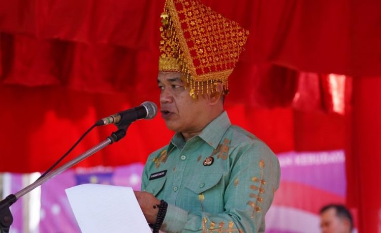 Wali Kota Palu, Hadianto Rasyid membacakan amanat Mendikbudristi pada upacara peringatan Hardiknas di SMA Negeri 4 Palu, Kamis (2/5/2024). (Foto: HO-Humas Pemkot Palu)