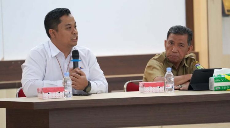 Ketua Dewan Pengurus Korpri Kota Palu, Imran Lataha (kanan) pada rapat bersama dengan Pt Taspen membahasan rekonsiliasi iuran Korpri di Palu, Senin (26/2/2024). (Foto: HO/Humas Pemkot Palu)