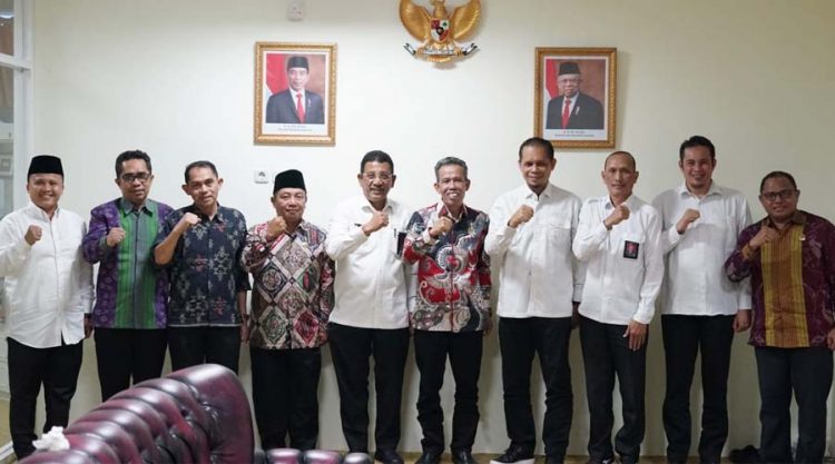 Rektor UIN Datokarama dan perwakilan BNPT foto bersama usai melakukan pertemuan tentang radikalisme di Kampus UIN Datokarama, Palu, Kamis (2/5/2024). (Foto: UIN Datokarama)