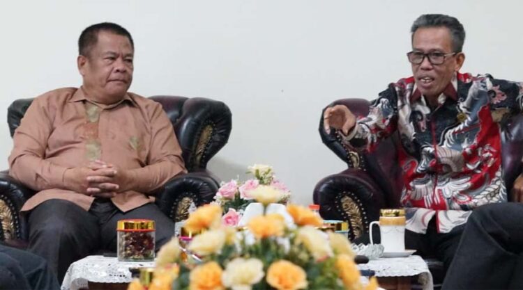 Rektor UIN Datokarama, Prof Lukman Thahior (kanan) bersama Rektor IAIN Sultan Amai Gorontalo, Prof Zulkarnain Sulaeman berbincang saat bersilaturahmi di Palu, Jumat (3/5/2024). (Foto: UIN Datokarama)