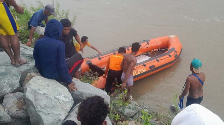 Warga membantu Tim SAR menurunkan perahu karet ke sungai untuk mencari seorang remaja yang tenggelam di sungai di Desa Kotarindau, Dolo, Sigi, Kamis (2/5/2024). (Foto: Basarnas Palu)