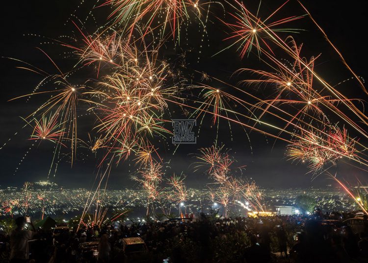 Warga merayakan pergantian tahun dengan pesta kembang api di Palu, Sulawesi Tengah, Senin (1/1/2024). Meskipun sempat turun hujan, namun tidak menyurutkan warga untuk keluar rumah dan merayakan pergantian tahun dari 2023 ke 2024. bmzIMAGES/Basri Marzuki