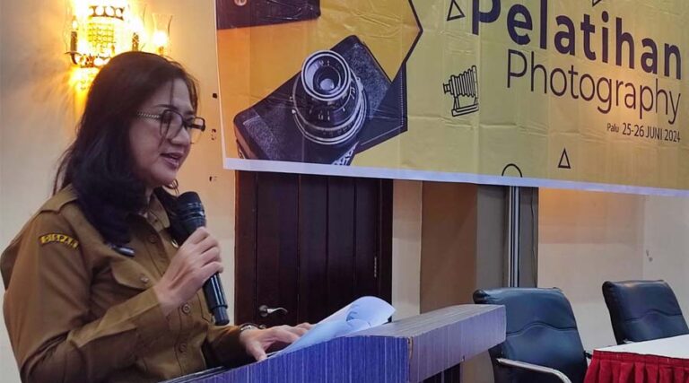 Kadis Parekraf Sulteng, Diah Agustiningsih menyampaikan sambutan pada pembuka Pelatihan Fotografi di palu, Selasa (25/6/2024). (Foto: bmz)