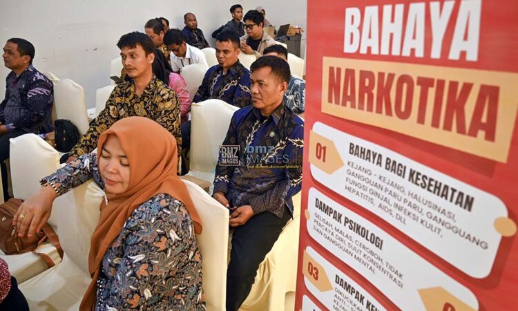 Sejumlah perwakilan warga dari berbagai unsur mengikuti seremoni peringatan Hari Anti Narkoba Internasional yang dilakukan secara virtual di Palu, Sulawesi Tengah, Rabu(26/6/2024). (bmzIMAGES/Basri Marzuki