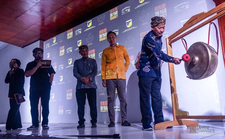 Kepala Dinas Kebudayaan Sulteng Andi Kamal Lembah (kanan) memukul gong menandai pembukaan Festival Film Pelajar Sulawesi Tengah di Palu, Sulawesi Tengah, Rabu (12/6/2024). (bmzIMAGES/bmz)