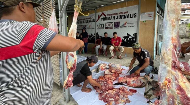 Penyembelihan hewan kurban oleh PT CPM di Sekretariat Rumah Jurnalis di Palu, Selasa (18/6/2024). (Foto: ist)