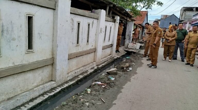 Wali Kota Hadianto Rasyid meninjau saluran air di kawasan pemukiman warga di Jalan Jamur dan Jalan Labu, Palu Barat, Selasa (2/7/2024). (Foto: Prokopim Palu/Imron)