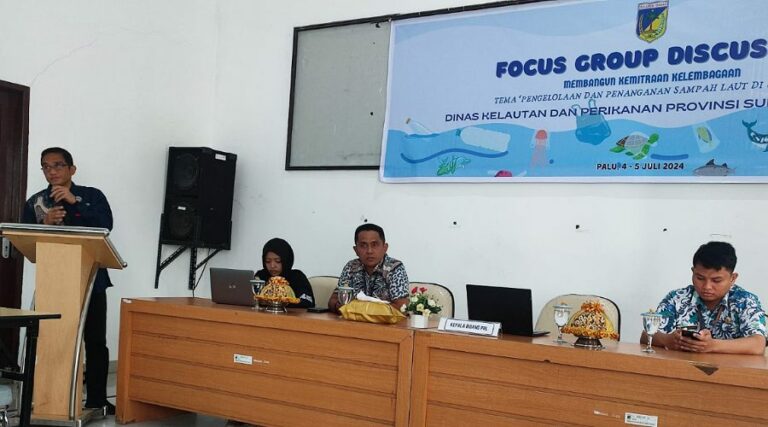 Kabid PRL DKP Sulteng, Abdul Rasyid (kiri) menyampaikan msabutan pada pembukaan FGD di Aula Kantor DKP Sulteng, Kamis (4/7/2024). (Foto: bmzIMAGES/Basri Marzuki)