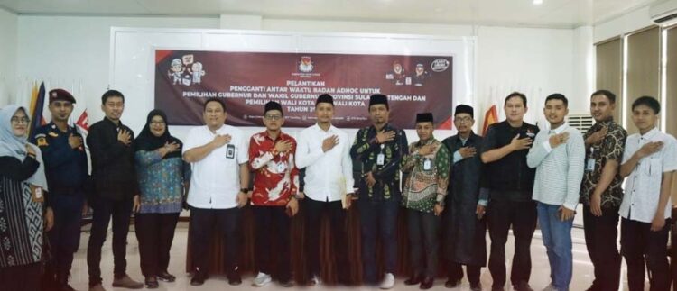 Foto bersama usai pelantikan Pengganti Antar Waktu PPK Palu Barat di Kantor KPU Kota Palu, Jumat (5/7/2024). (Foto: KPU Kota Palu)