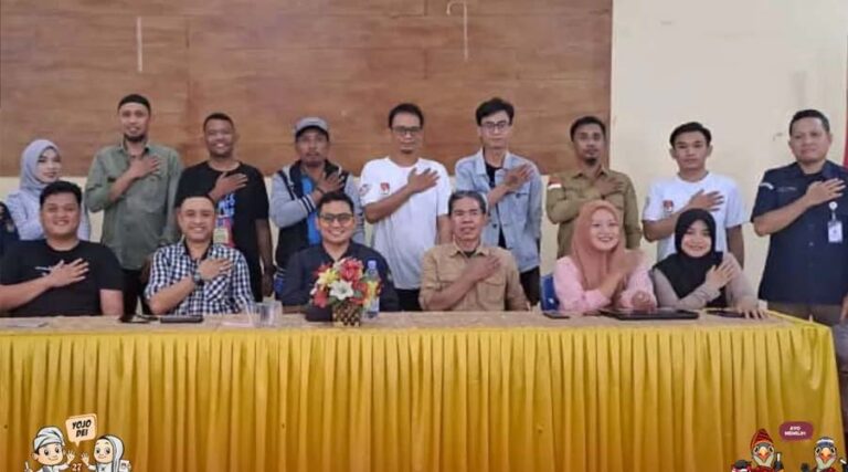 Petugas Pantarlih, PPK, PPS, KPU Kota Palu usai monitoring Coklit di Aula Kantor Kecamatan Palu Selatan, Selasa (16/7/2024). (Foto: HO-Humas KPU Kota Palu)