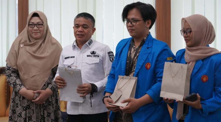 Wali Kota Palu, Hadianto Rasyid (kedua kiri) bersama sejumlah mahasiswa FEB Untad menunjukkan produk daur ulang saat kunjungan silaturahmi di Ruang Kerja Wali Kota Palu, Rabu (3/7/2024). (Foto: Prokopim Setda Kota Palu/Iwan)