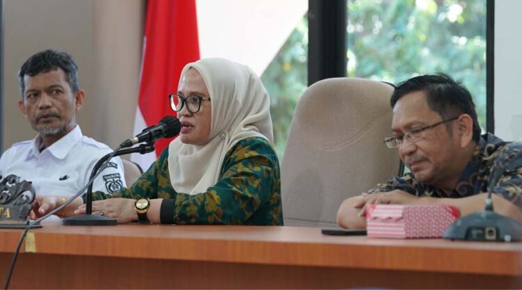 Sekda Kota Palu, Irmayanti (tengah) pada rapat koordinasi penurunan stunting di Ruang Rapat Bantaya, Kamis (18/7/2024). (Foto: Prokopim Steda Kota Palu/Jufri)