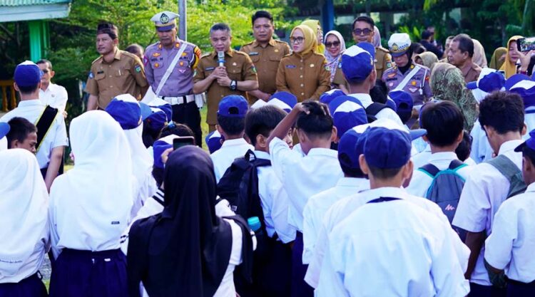 Wali Kota Palu, Hadianto Rasyid (ketiga kirir) memberikan pengarahan kepada para siswa di SMPN 11 Palu, Senin (22/7/2024). (Foto: Prokopim Stda Kota Palu/Jufri)