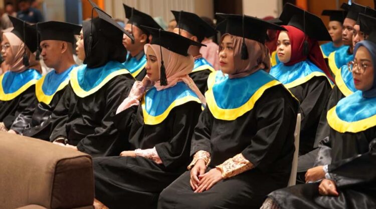 Sejumlah wisudawati mengikuti prosesi wisuda di Sekolah Tinggi Perikanan dan Kelautan Palu, Rabu (10/7/2024). (Foto: Prokopim Setda Kota Palu/Iwan)