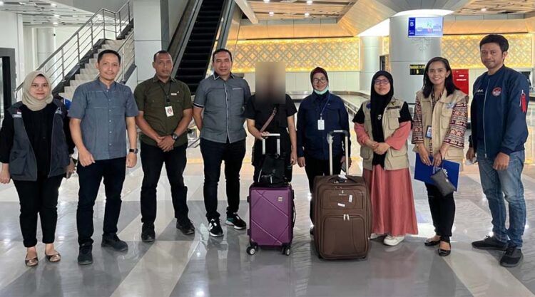 Kasubdit Renakta Ditreskrimum Polda Sulteng bersama Tim BP2MI Sulteng menjemput korban IS di Bandara Mutiara SI ALjufri Palu, Jumat (5/7/2024). (Foto: Humas Polda Sulteng)