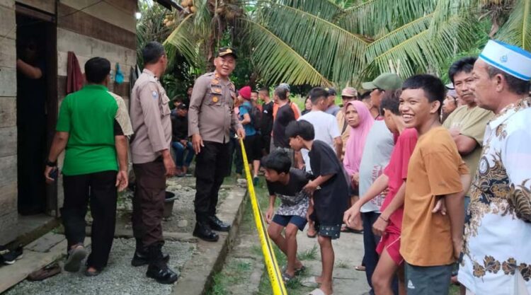 Aparat Polsek Ampana Kota memasang garis polisi di lokasi kejadian dugaan gantung diri di Kelurahan Bailo Baru, Kecamatan Ampana Kota, Kabupaten Tojo Unauna Selasa (16/7/2024) siang. (Foto: HO-Humas Polres Touna)