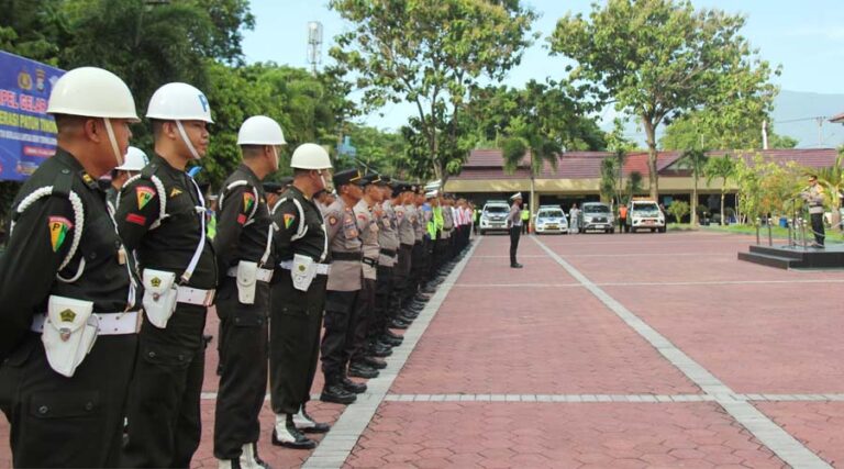 Wakapolresta Palu, AKBP Andi Batara P (kanan) memimpin Apel Gelar Pasukan menandai dimulakannya Operasi Patuh Tinombala 2024 di mapolresta Palu, Senin (15/7/2024). (Foto: Humas Polresta Palu)
