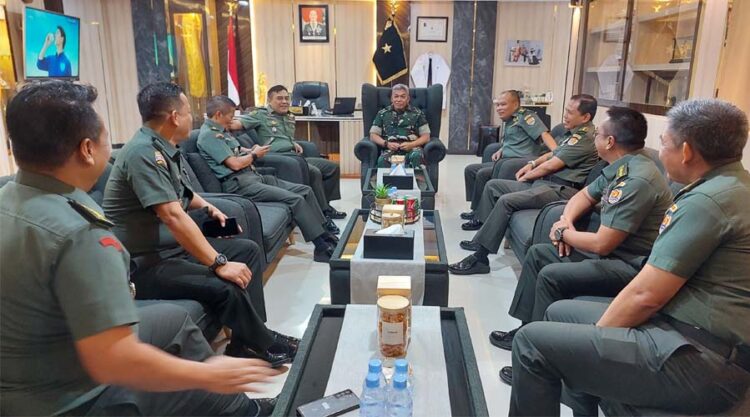 Danrem 132 Tadulako Brigjen TNI Dody Triwinarto (tengah) menerima rombongan tim Irjenad di ruang kerjanya, Selasa (16/7/2024). (Foto: Penrem 132/Tdl)