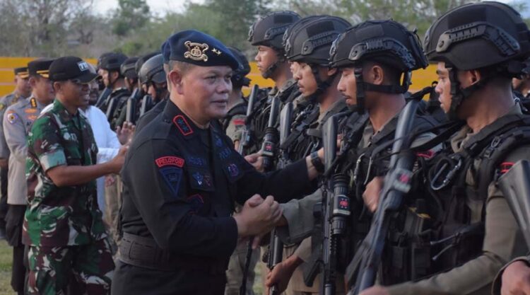 Kapolda Sulteng, Irjen Pol Agus Nugroho dalam kesempatan bertemu dengan personel Satgas Operasi Madago Raya di Poso. (Foto: Humas Polda Sulteng)