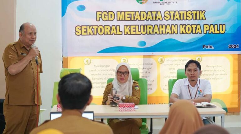 Kepala Diskominfisantik Kota Palu, M Ridwan Karim (kiri) memberikan sambutan pada FGD Metadata Statistik Sektoral Kelurahan Kota Palu yang dihadiri Sekkot Palu, Irmayanti Pettalolo (tengah) di AUla BPS Kota Palu, Selasa (30/7/2024). (Foto: Prokopim Setda Kota Palu/Jufri)