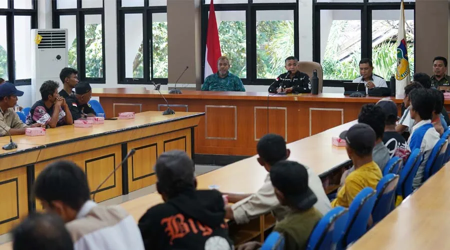Wali Kota Palu, Hadianto Rasyid memimpin pertemuan dengan sopirt armada sampah di Ruang Rapat Bantaya, Kamis (25/7/2024). (Foto: Prokopim Setda Kota Palu/Jufri)