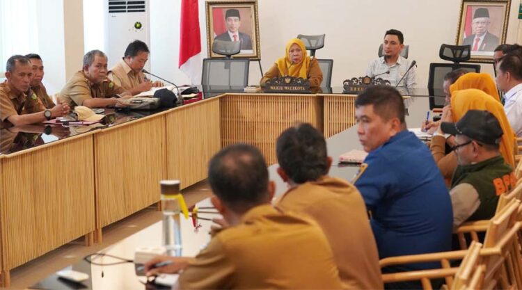 Wakil Wali Kota Palu, dr. Reny A. Lamadjido (kelima kiri) memimpin rapat evaluasi tanggap darurat bencana yang dihadiri sejumlah pimpinan OPD di lingkup Pemkot Palu, Senin (15/7/2024). Wawali menyatakan status tanggap darurat bencana di Kota Palu berakhir dan dilanjutkan dengan pemulihan. (Foto: Prokopim Setda Kota Palu/Jufri)