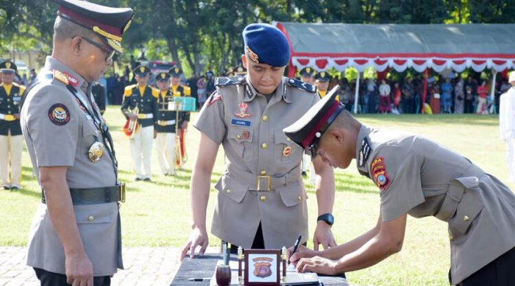 Wakapolda Sulteng, Brigjen Pol Soeseno Noerhandoko (kiri) menyaksikan seorang Bintara menandatangani berita acara pelantikan sebagai Bintara Polri di SPN Labuan Panimba, Kamis (11/7/2024). (Foto: Humas Polda Sulteng)