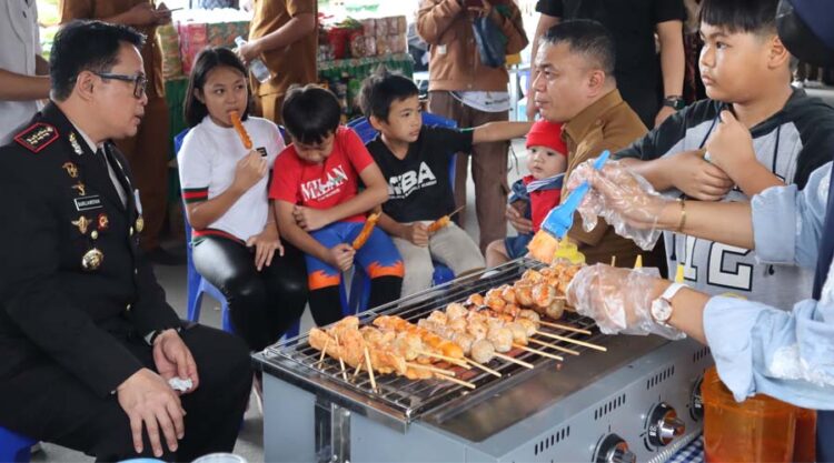 Wali Kota Palu, Hadianto Rasyid (kedua kanan) bersama Kapolresta Palu, Kombes Pol Barliansyah (kiri) berbincang dengan sejumlah anak sembari menikmati jajanan di Pasar Sembako Murah di Palu, Senin (1/7/2024). (Foto Humas Polresta Palu)