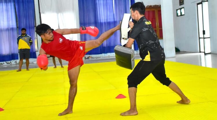 Atlet Wushu Sulteng, Sarlan mengikuti sesi latihan dalam Puslatda POn XXI Aceh-Sumut di Yonif 711/Raksatama, Palu, Senin (8/7/2024). (Foto: Humas Puslatda PON Sulteng)